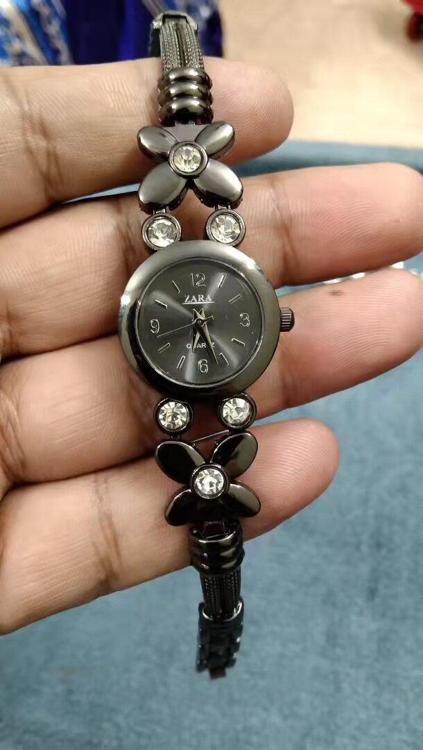 Ladies Chin Watch for modern and fashionable girls